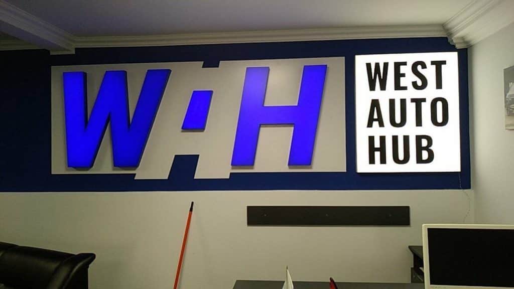 Об'ємні літери WAH синього кольору та лайтбокс з написом WEST AUTO HUB