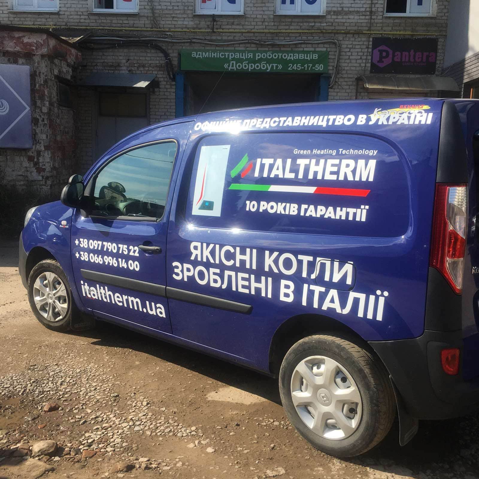 Автомобіль з рекламною обгорткою синього кольору, бренд ITALTHERM, інформація про котли та контактні дані