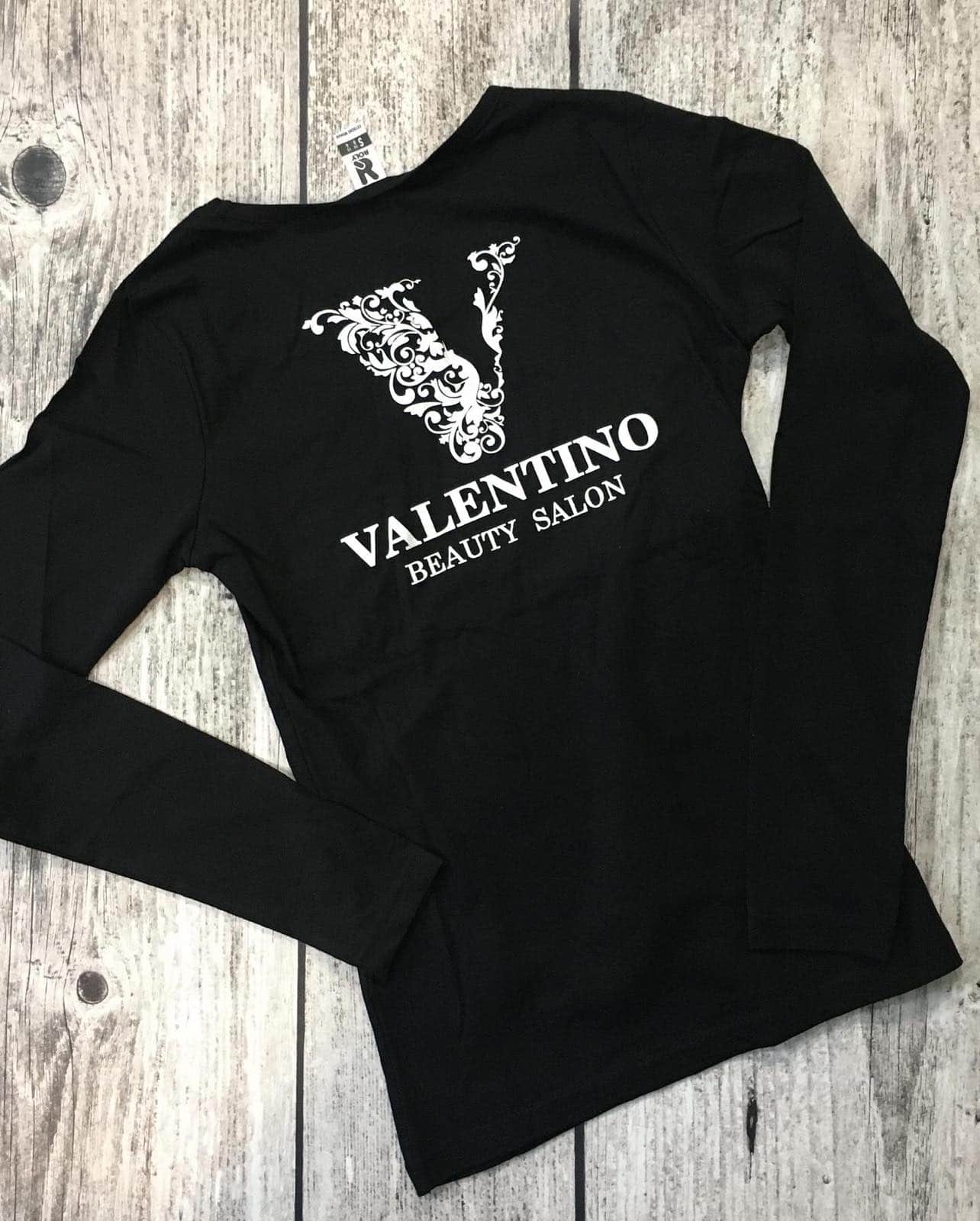 Чорна футболка з логотипом салону краси Valentino