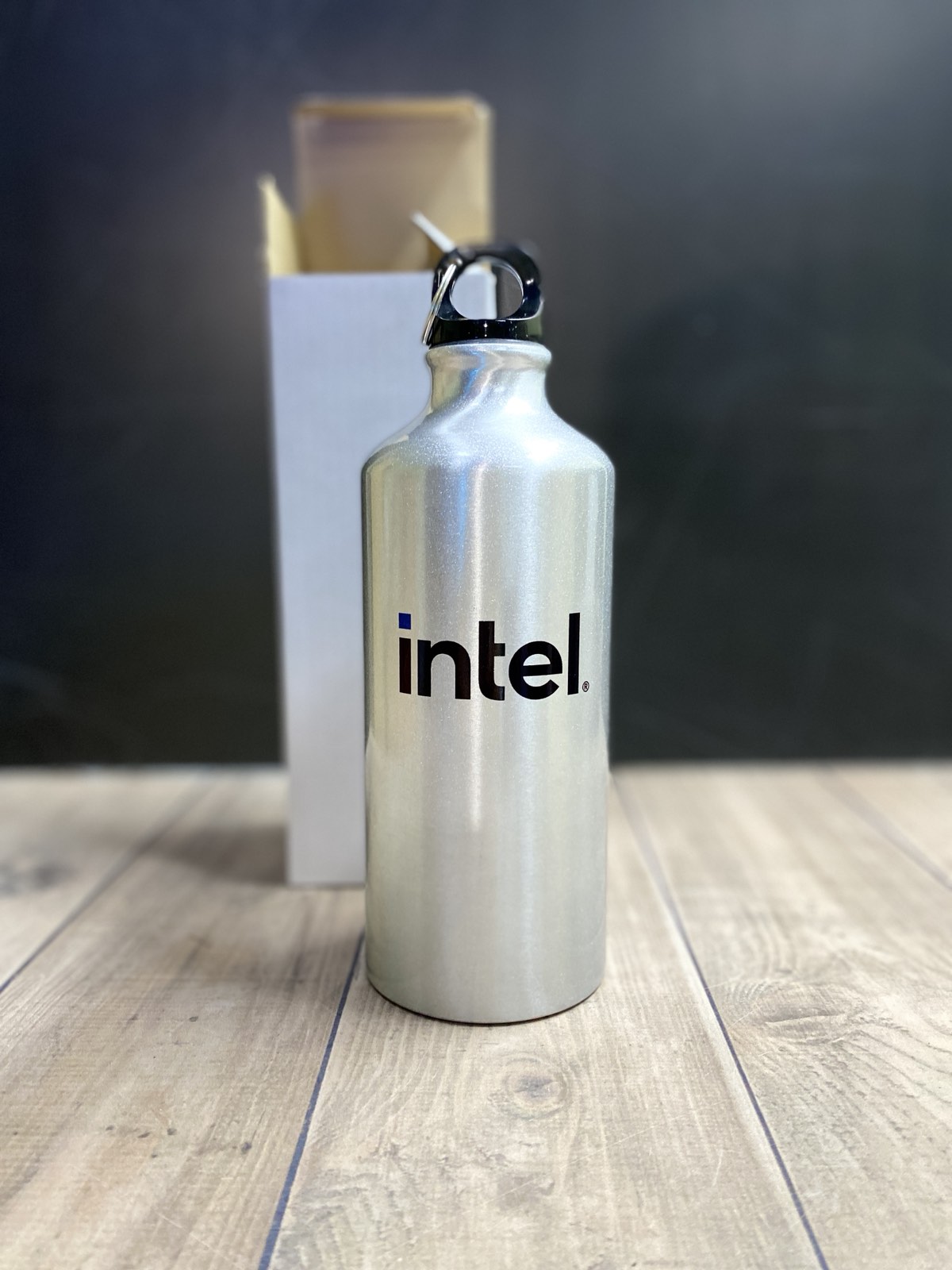 Металевий спортивний пляшка сріблястого кольору з логотипом intel